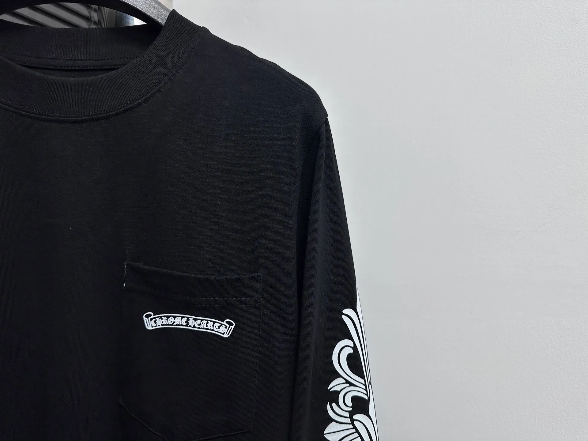 🅿️230 [Come Hearts] Crow Heart Graffiti Letters Limited Sanskrit Printed Long Sleeves, High Weight Threads on Collar and Cuffs, Custom Weaved and Dyed 280g Double Yarn Pure Cotton Fabric, Washed Anti-Counterfeiting Tags and other auxiliary labels are all correct versions, super conspicuous, super pretty, super stylish, same style for men and women! The overall upper body highlights fashion and individuality, and when worn together by a couple, it is a recommended T-shirt by the Street Ace!! Same style for men and women Size: XS-L